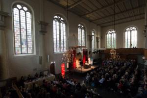 Literatur vor Ort - Hannes Jaenicke - Neue Kirche Emden 18.05.2017 - Tobias Bruns-9670 lores (6)