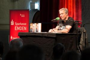 Literatur vor Ort - Hannes Jaenicke - Neue Kirche Emden 18.05.2017 - Tobias Bruns-9670 lores (8)