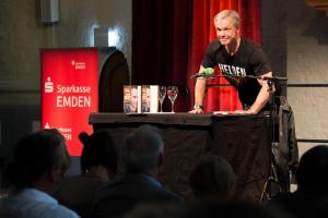 Literatur vor Ort - Hannes Jaenicke - Neue Kirche Emden 18.05.2017 - Tobias Bruns-9670 lores (9)